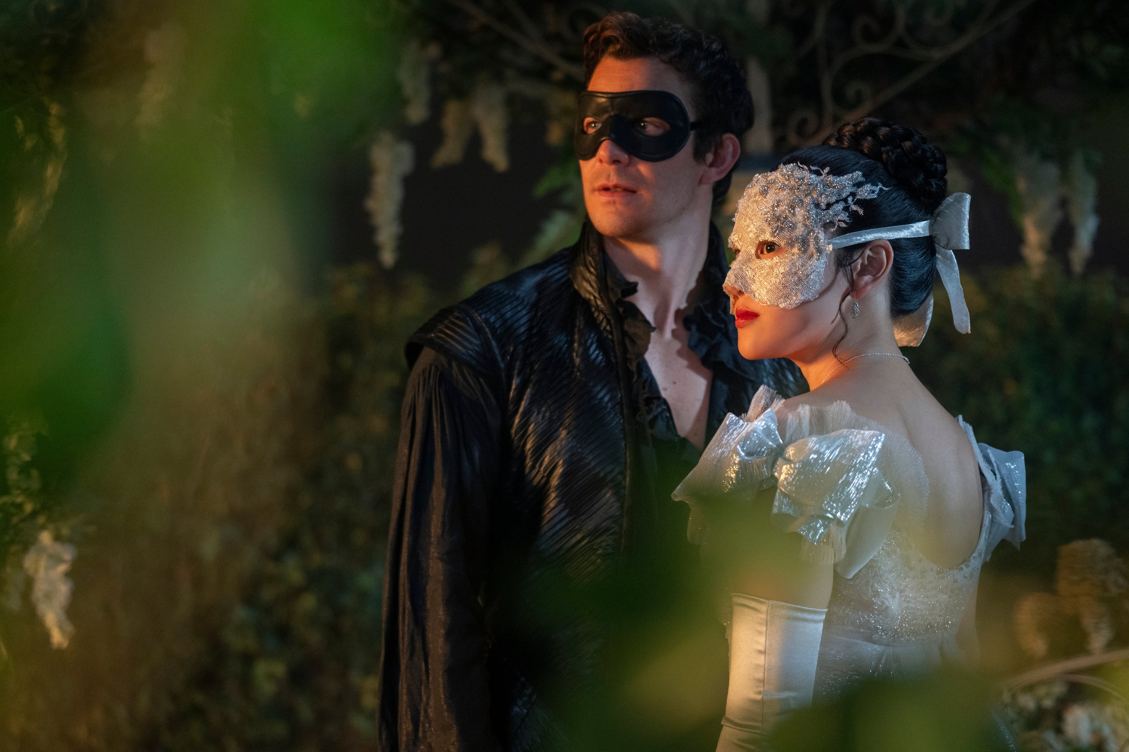 Yerin Ha and Luke Thompson in "Bridgerton."