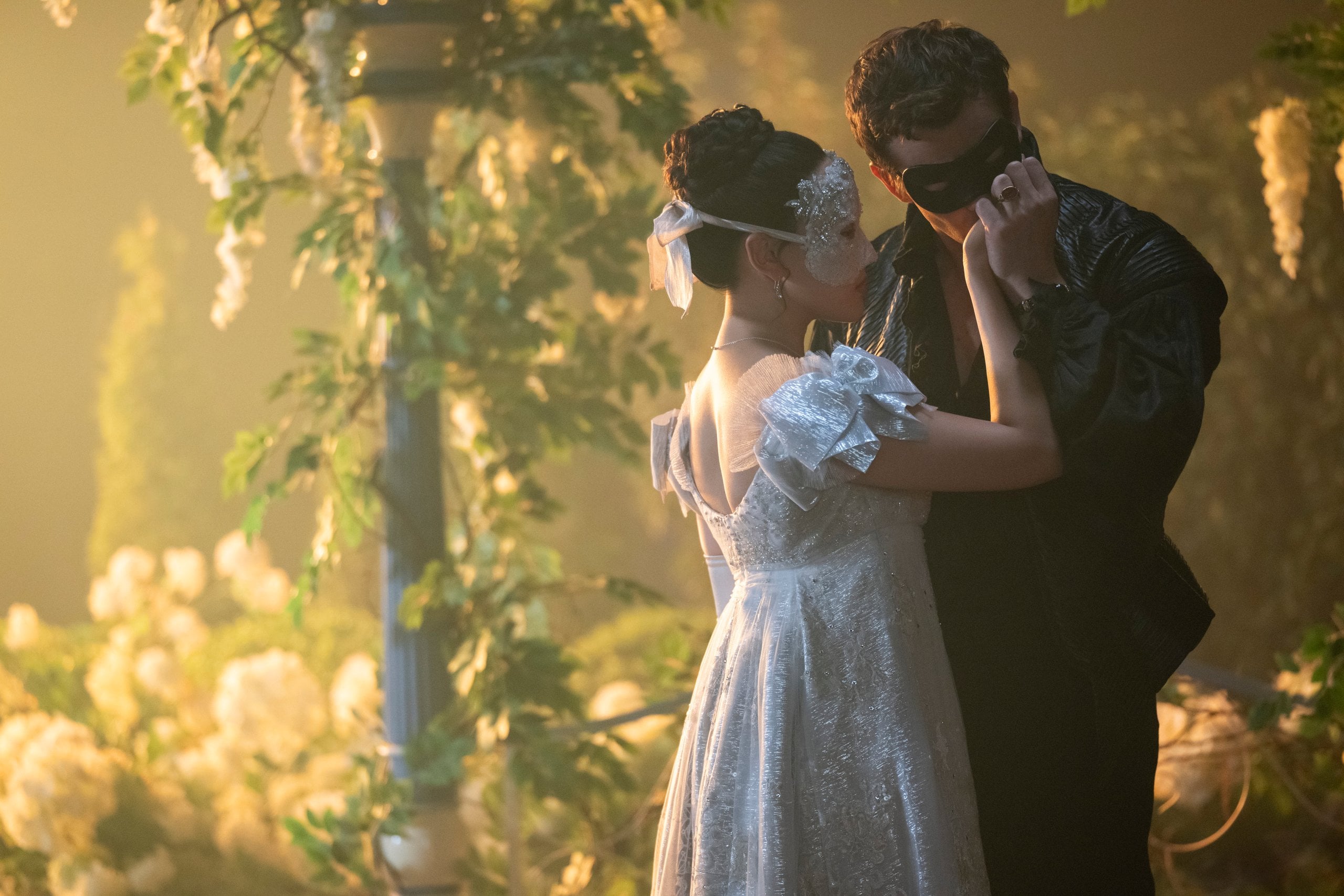Yerin Ha and Luke Thompson in "Bridgerton."