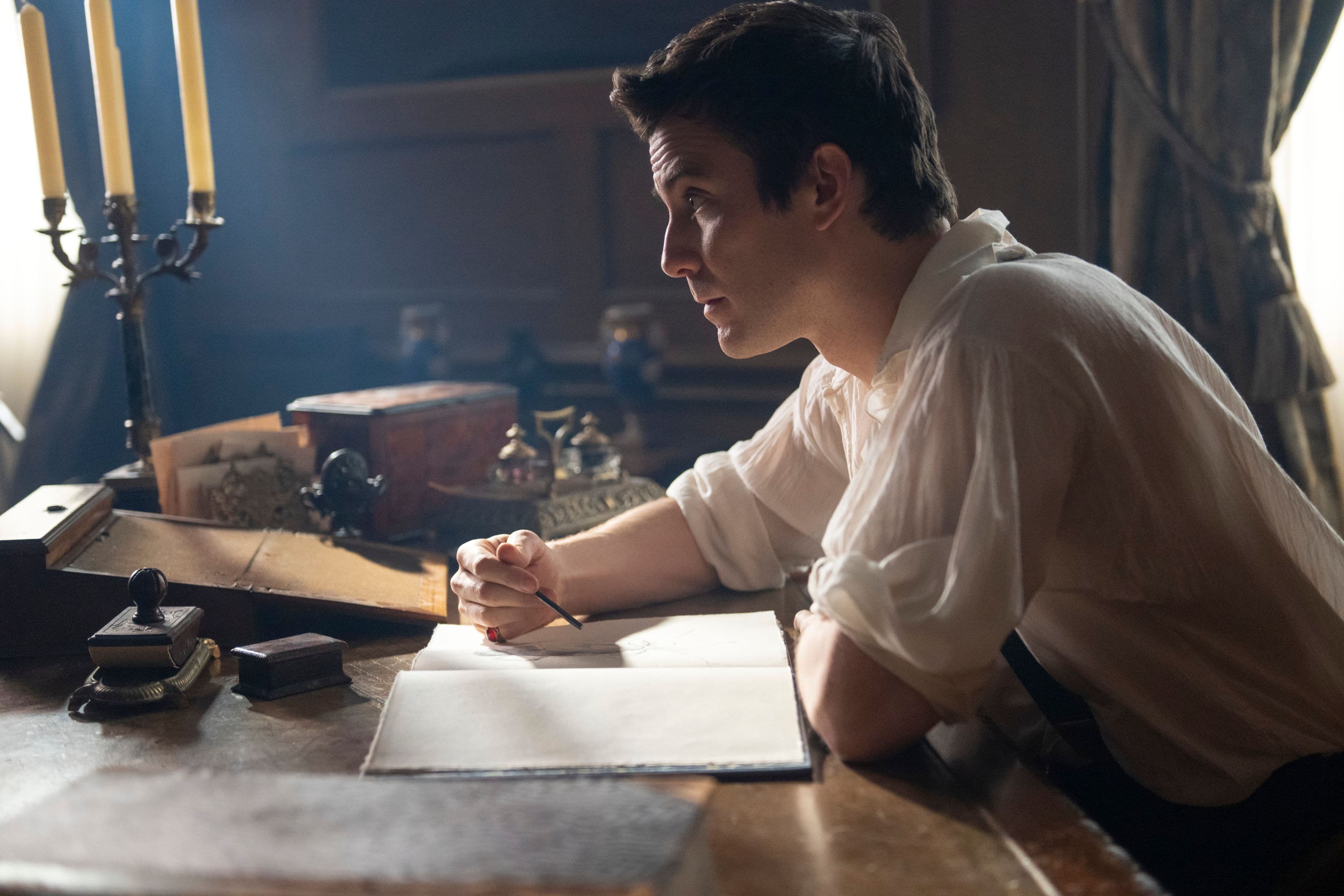 Luke Thompson in "Bridgerton" season four.