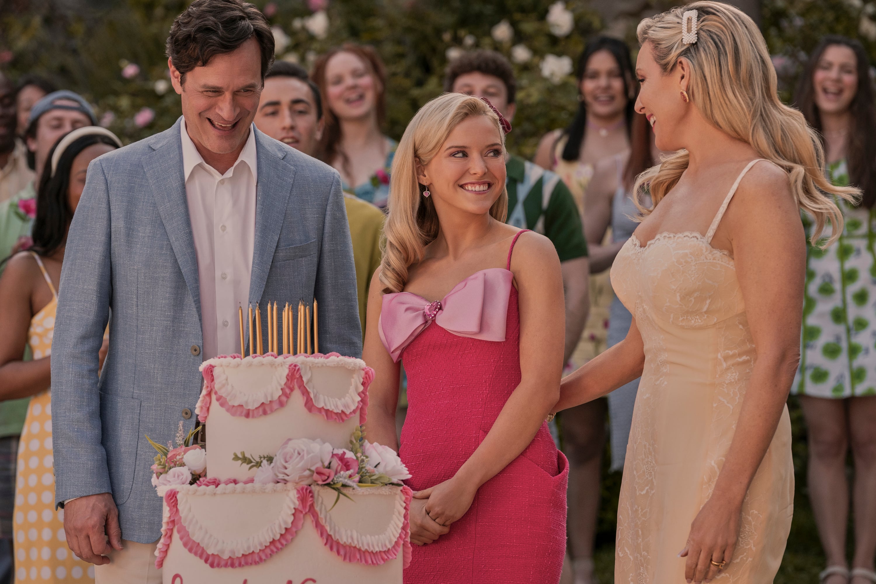 Tom Everett Scott, Lexi Minetree, June Diane Raphael in "Elle".
