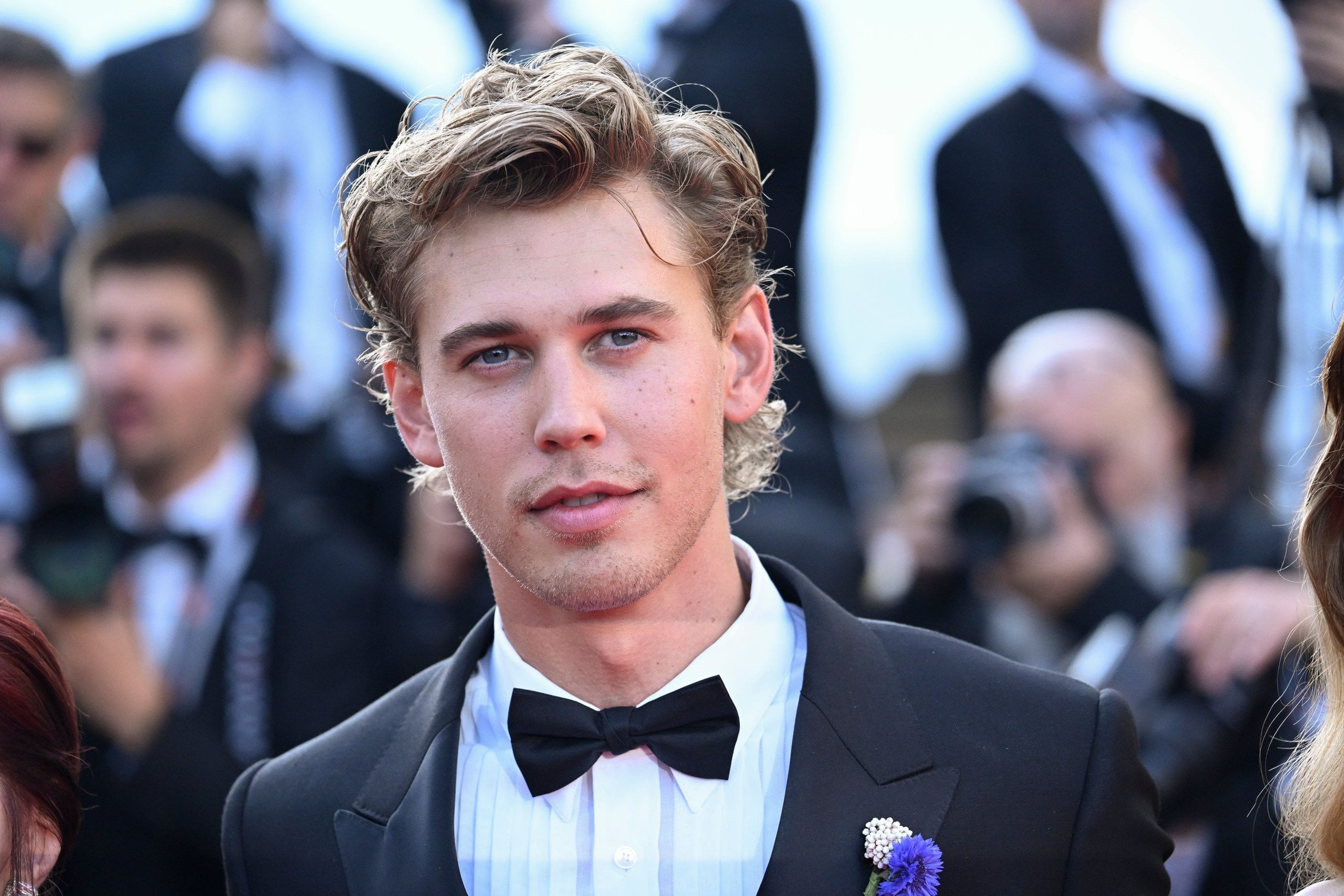 Actor Austin Butler on the red carpet in a tuxedo.