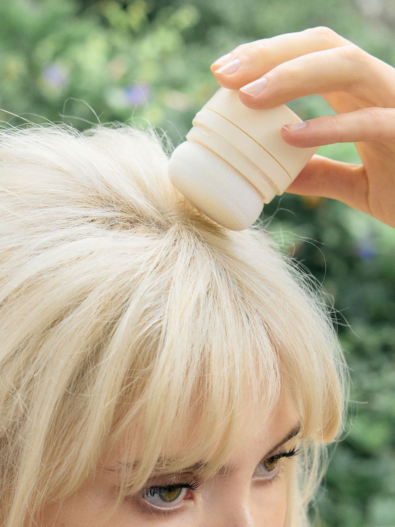 A model applies the Hindsgaul Hair The Puff Dry Shampoo into her hair