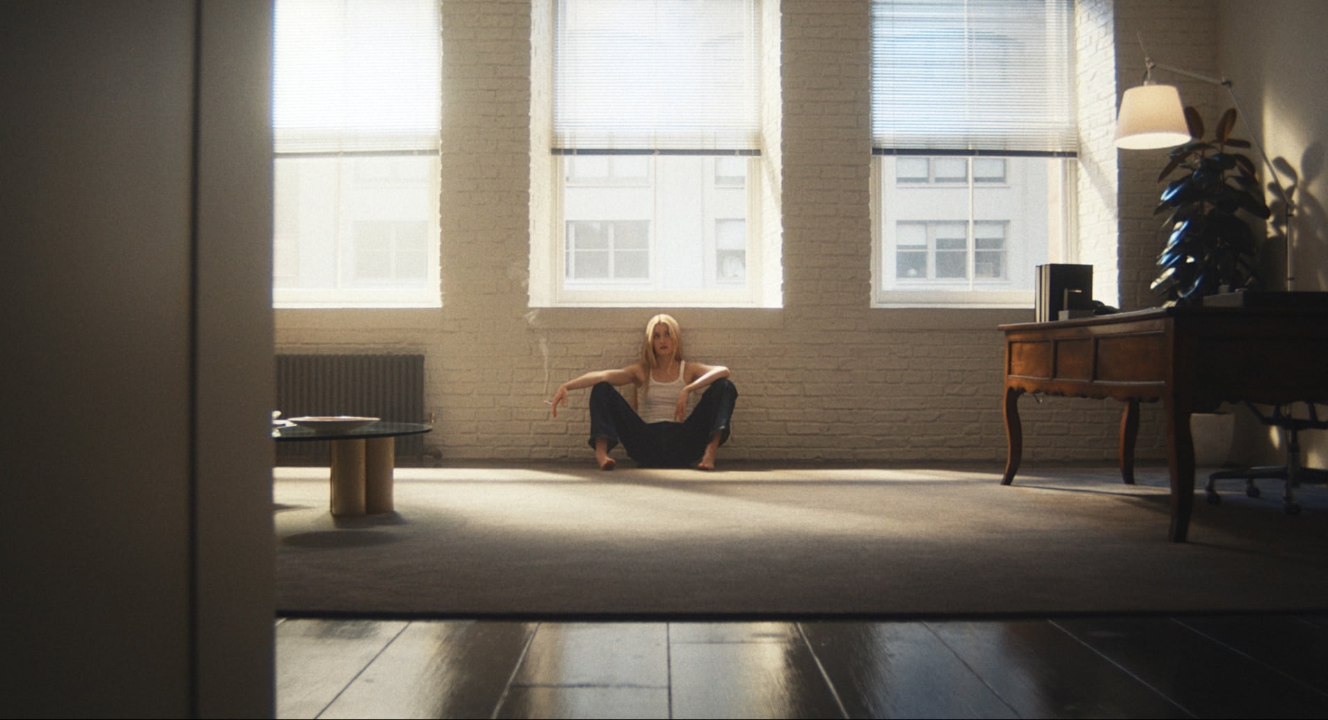 The cohesive minimalist design also served as a creatively adaptable canvas for directors to stage evocative, plot-driven compositions—such as when the loft becomes Carolyn’s prison.