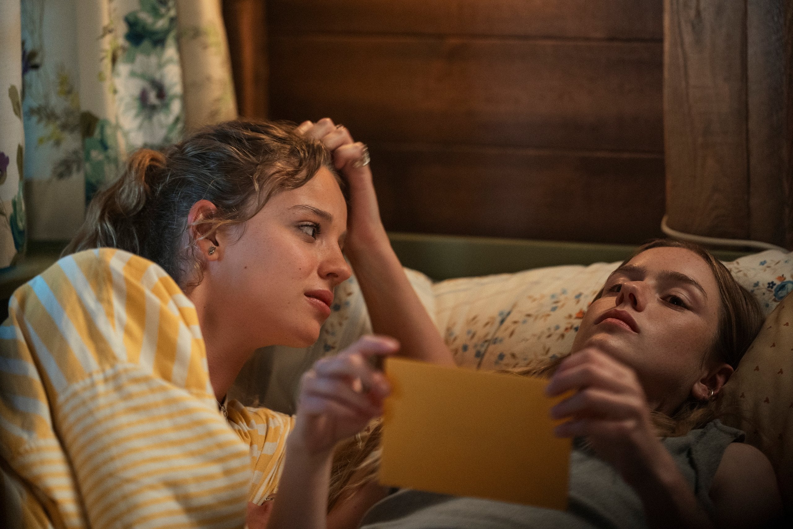 Bo Bragason and Amélie Hoeferle in "Sterling Point".