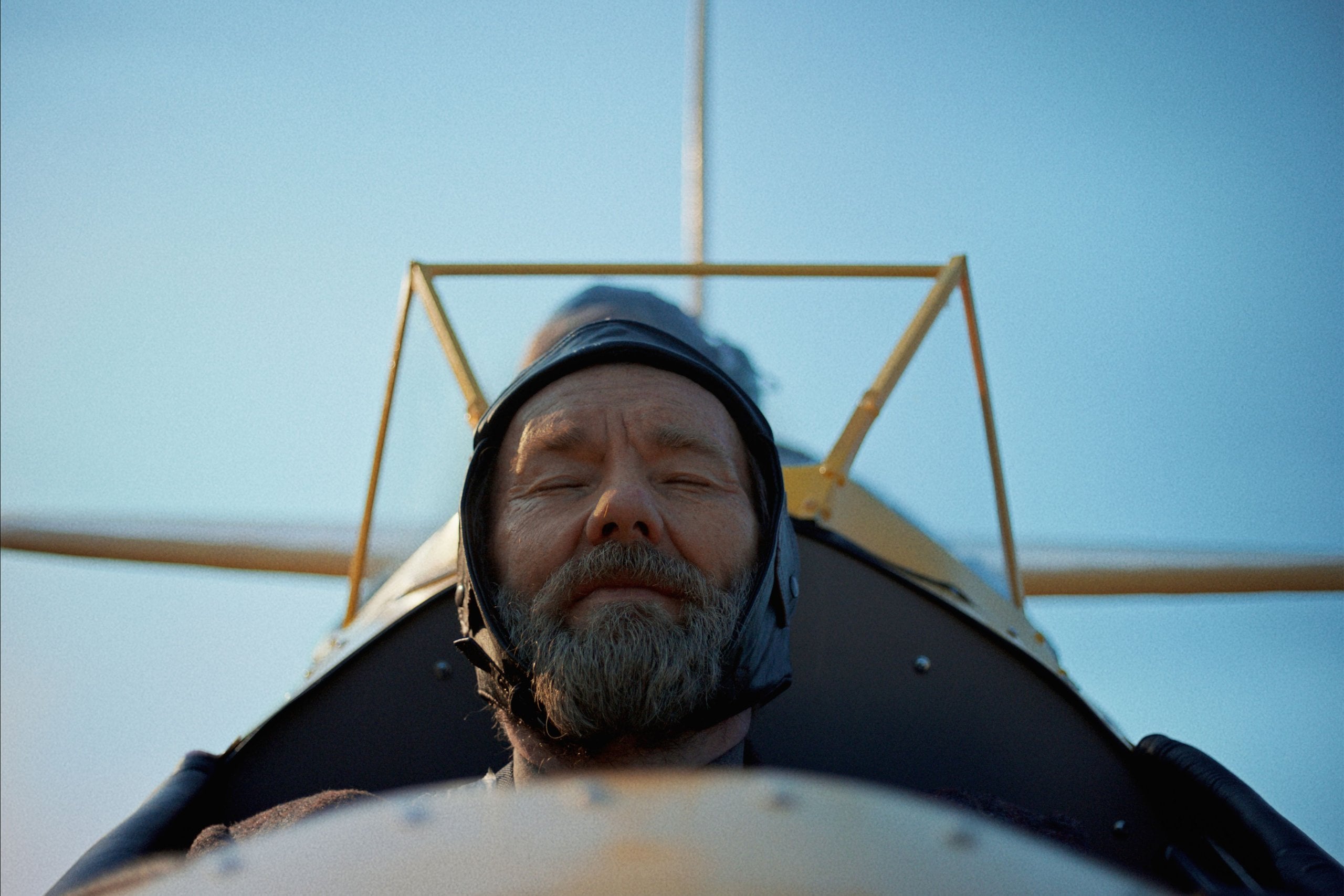 Granier (Joel Edgerton) in the airplane at the end of "Train Dreams".